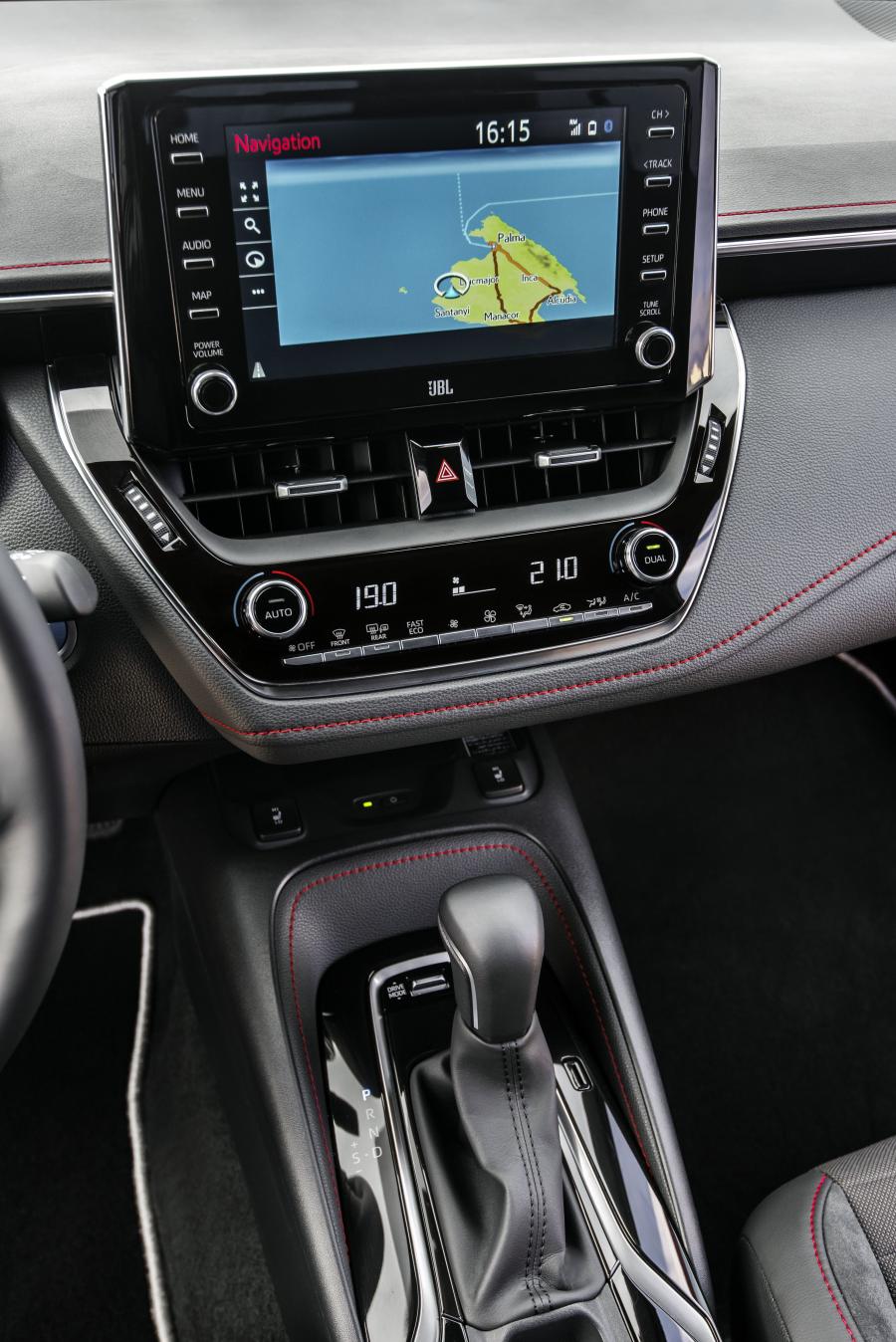 Детали интерьера Toyota Corolla Hybrid 2018 года  (WW) (фото 36 из 61)